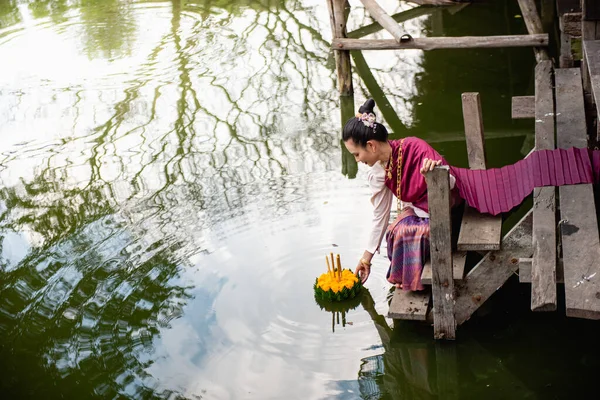 Güzel bir kadın yüzen sepet ya da kratong tutar, Tayland 'da loy kratong festivali
