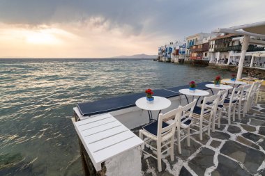 Mykonos, Yunanistan - Mayıs 2018: Gün batımı görünümü Chora Mykonos Town, Yunanistan Little Venice bölgesinin bölmesindeler kafeden
