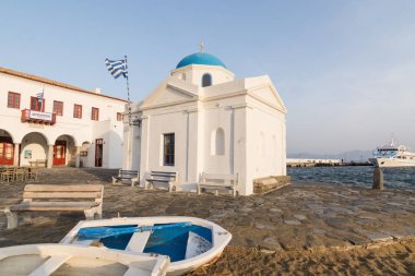 Mykonos, Yunanistan - Mayıs 2018: kum saint Nicolas Church civarındaki Mykonos Kent, Yunanistan önünde yatan iki tekne