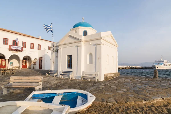 Mykonos, Yunanistan - Mayıs 2018: kum saint Nicolas Church civarındaki Mykonos Kent, Yunanistan önünde yatan iki tekne