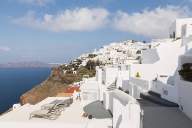 Santorini, Yunanistan - Mayıs 2018: Ege Denizi üzerinden görünüm, Firostefani Köyü ve volkan caldera ile lüks hotelon ön planda. Santorini Island, Yunanistan.