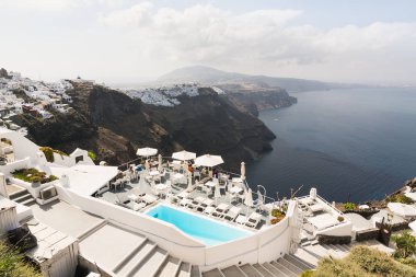 Santorini, Yunanistan - Mayıs 2018: Ege Denizi üzerinden görünüm, Firostefani Köyü ve volkan caldera ön lüks otel ve sonsuzluk yüzme havuzu ile. Santorini Island, Yunanistan.