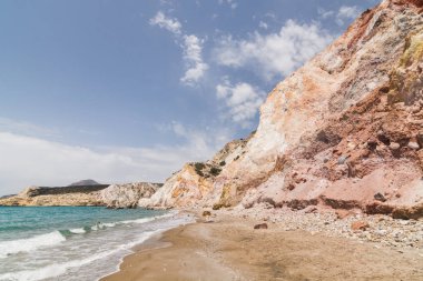 Renkli taş Firiplaka Beach Milos island, Yunanistan. Güneşli bir gün, panoramik