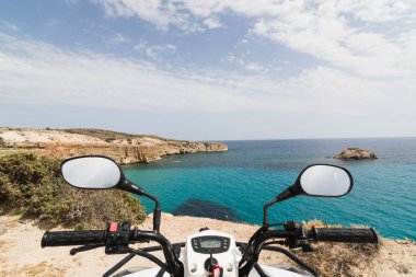 ATV quad Bisiklet Milos island, Yunanistan Ege Denizi kıyı üzerinde park etmiş. Sürücü koltuğu görüntülemek