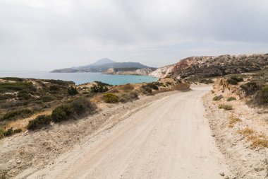 Milos island, Yunanistan Ege Deniz boyunca kıyı toprak yol. Sürücü koltuğu görüntülemek
