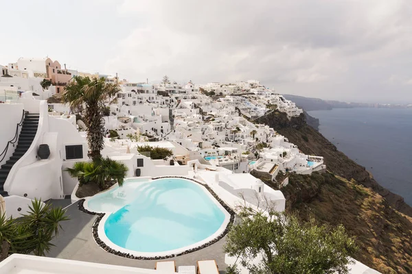 Santorini, Yunanistan - Mayıs 2018: Ege Denizi üzerinden görünüm, Firostefani Köyü ve volkan caldera ön lüks otel ve sonsuzluk yüzme havuzu ile. Santorini Island, Yunanistan.