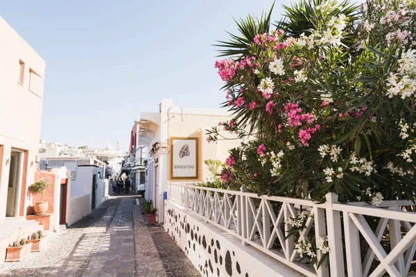 Santorini Grecia Mayo 2018 Calle Comercial Central Del Pueblo Oia — Foto de Stock