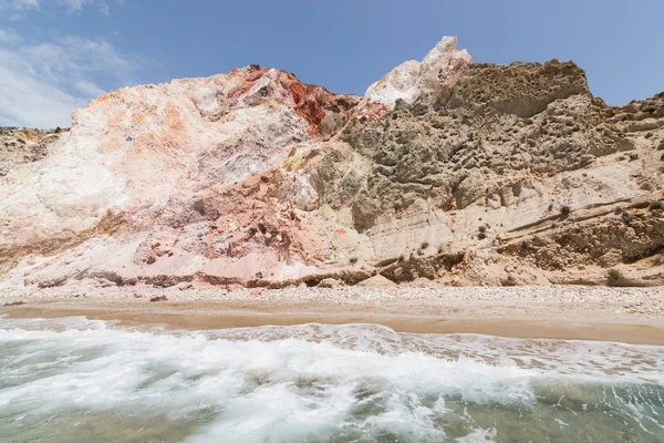 Kleurrijke Rotsen Van Firiplaka Beach Milos Island Griekenland Zonnige Dag — Stockfoto