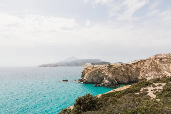 Renkli taş Firiplaka Beach Milos island, Yunanistan. Güneşli bir gün, panoramik