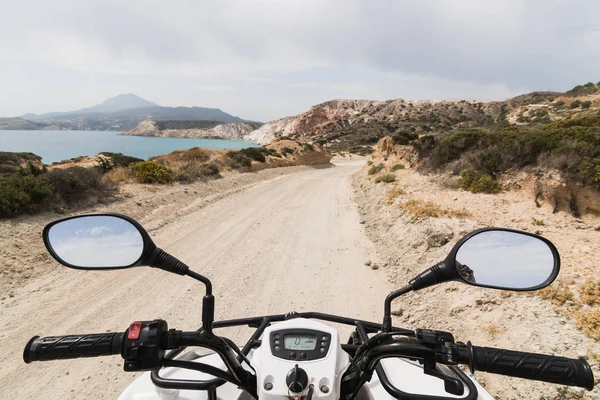 Milos island, Yunanistan Ege Deniz boyunca kıyı yolda ATV quad Bisiklet Park. Sürücü koltuğu görüntülemek