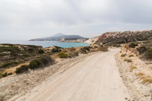 Milos island, Yunanistan Ege Deniz boyunca kıyı toprak yol. Sürücü koltuğu görüntülemek