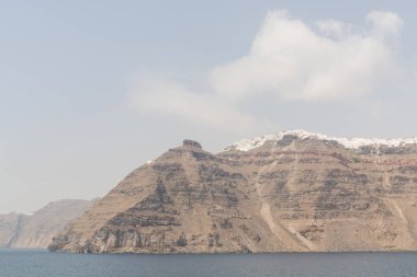 Cliffs Santorini Adası Fira town üstte, Yunanistan ile. Denizden görüntülemek.
