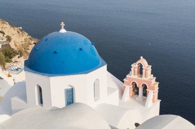 Geleneksel Yunan Ortodoks mavi kubbe kilise gün güneşli yaz ayrıntıları. Santorini, Cyclades Islands, Yunanistan, Europe