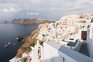 Santorini, Yunanistan - Mayıs 2018: Oia Köyü Santorini Island, Yunanistan üzerinden ikonik panoramik görünüm. Güneş doğarken çekilen atış.