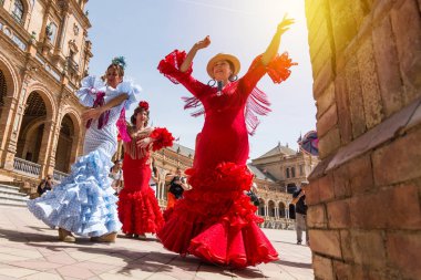 Sevilla, İspanya - 2017 olabilir: Genç kadın üzerinde Plaza de Espana Flamenko dans