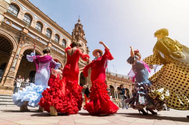 Sevilla, İspanya - 2017 olabilir: Genç kadın üzerinde Plaza de Espana Flamenko dans