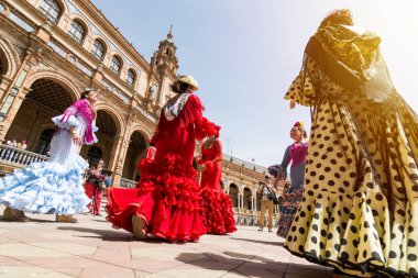 Sevilla, İspanya - 2017 olabilir: Genç kadın üzerinde Plaza de Espana Flamenko dans