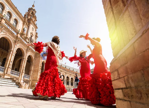 Sewilla, Hiszpania - maj 2017: Młode kobiety taniec flamenco na Plaza de Espana — Zdjęcie stockowe