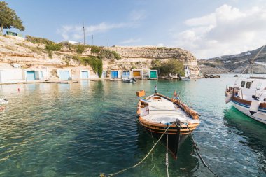 Mandrakia, Yunanistan - Mayıs 2018: köy limanda palamarla tekneler