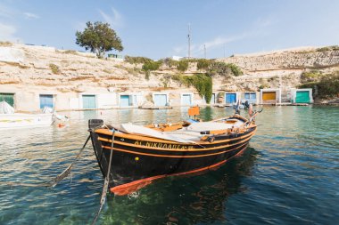 Mandrakia, Yunanistan - Mayıs 2018: köy limanda palamarla tekneler