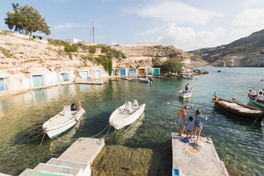 Mandrakia, Yunanistan - Mayıs 2018: köy limanda palamarla tekneler