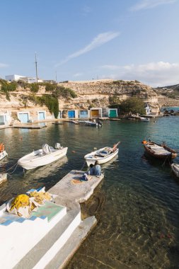 Mandrakia, Yunanistan - Mayıs 2018: köy limanda palamarla tekneler