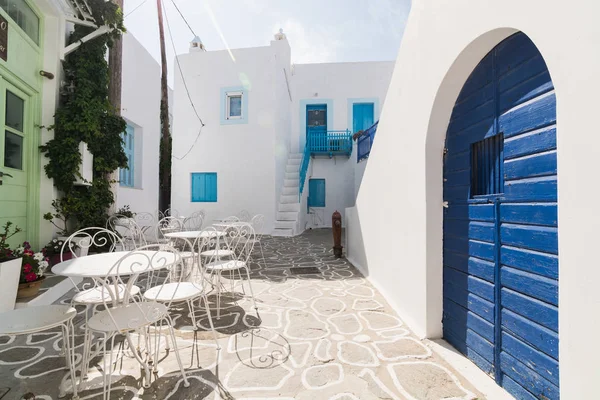 MILOS, GREECE - MAY 2018: Street cafe in Plaka town on Milos island, Greece — Stock Photo, Image