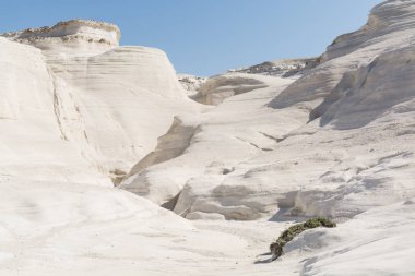 Sarakiniko beyaz plaj ay manzara Milos, Cyclades Adaları, Ege Adaları, Yunanistan.