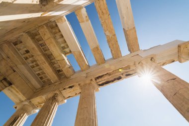 Parthenon Tapınağı Akropol Atina, Yunanistan Propylaia kapısı kalıntıları. Direkt güneş, geniş açı objektif vurdu.