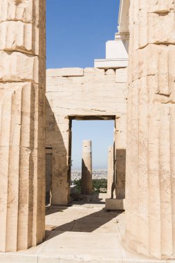 Parthenon Tapınağı Akropol Atina, Yunanistan Propylaia kapısı kalıntıları. Güneşli bir gün, geniş açı objektif vurdu.