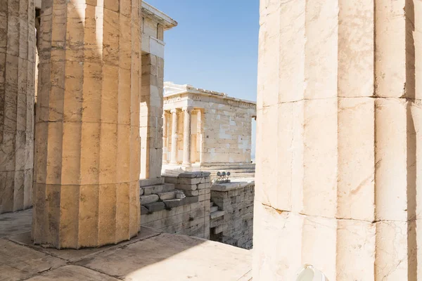 アテネ ギリシャのアクロポリスのパルテノン神殿のプロピライア門の遺跡 晴れた日に 広角レンズ撮影 — ストック写真