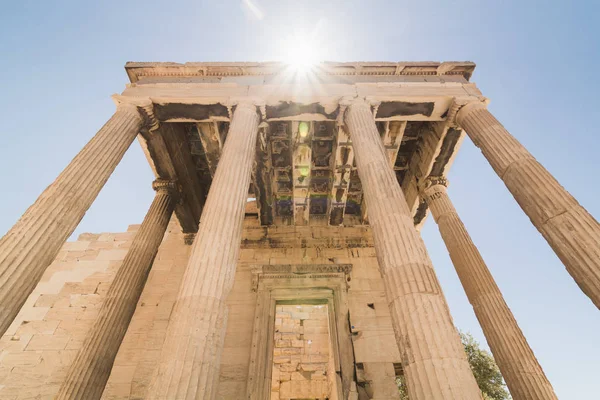 Eski Parthenon Tapınağı Akropol Atina, Yunanistan yakınındaki Athena Polias Tapınağı kalıntıları. Direkt güneş, geniş açı objektif vurdu.
