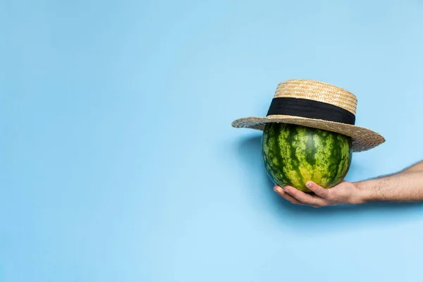 Mano Hombre Sosteniendo Una Sandía Cubierta Con Sombrero Paja Fondo —  Fotos de Stock