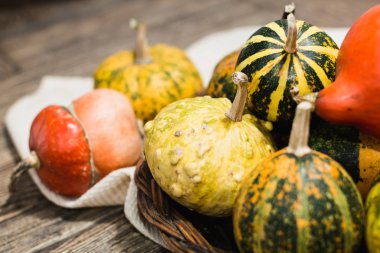 Dekoratif Kabak Koyu ahşap arka plan ile sepet