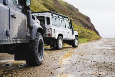 Landmannalaugar, İzlanda - Ağustos 2018: iki offroad araba çamur arazide.