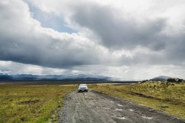 Landmannalaugar, İzlanda - Ağustos 2018: Landmannalaugar Milli Parkı doğru engebeli arazide sürüş araba.