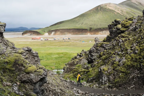 Landmannalaugar Islândia Agosto 2018 Mulher Caminhando Direção Acampamento Com Vista — Fotografia de Stock