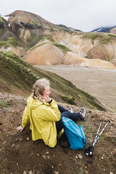 Жінка Жовтий Дощовик Видом Барвисті Гори Landmannalaugar Національний Парк Ісландія — стокове фото