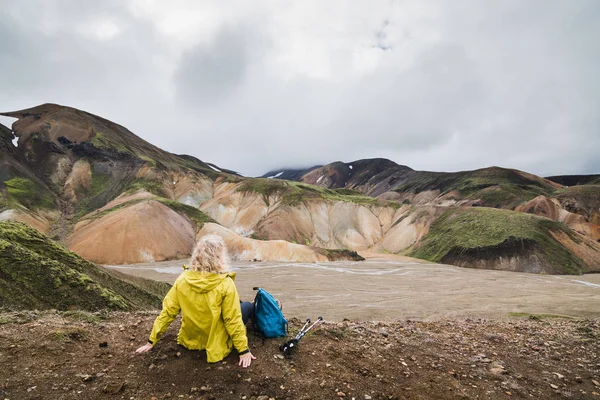 Vrouw Gele Regenjas Met Uitzicht Kleurrijke Bergen Van Landmannalaugar Nationaal — Stockfoto