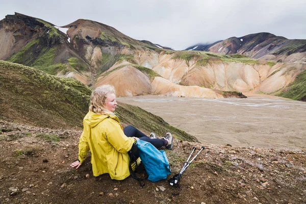 Жінка Жовтий Дощовик Видом Барвисті Гори Landmannalaugar Національний Парк Ісландія — стокове фото