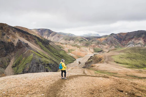 Vrouw Gele Regenjas Wandelen Bergop Kleurrijke Bergen Van Landmannalaugar Nationaal — Stockfoto