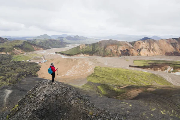 Senderismo Femenino Las Coloridas Montañas Del Parque Nacional Landmannalaugar Islandia — Foto de Stock