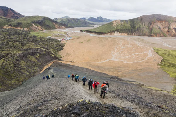 Landmannalaugar Στην Ισλανδία Αυγούστου 2018 Τουρίστες Πεζοπορία Στα Πολύχρωμα Βουνά — Φωτογραφία Αρχείου