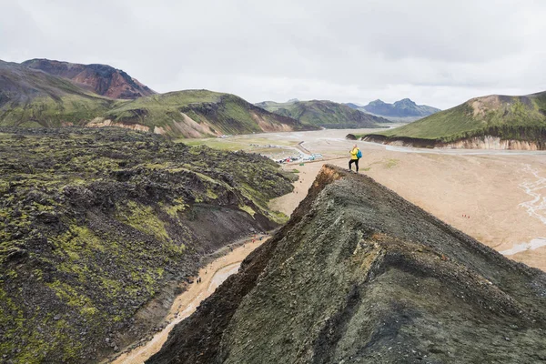 Landmannalaugar Milli Parkı Zlanda Renkli Dağlarda Hiking Kadın — Stok fotoğraf