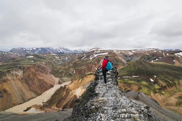 Mulher Caminhando Nas Montanhas Coloridas Parque Nacional Landmannalaugar Islândia — Fotografia de Stock