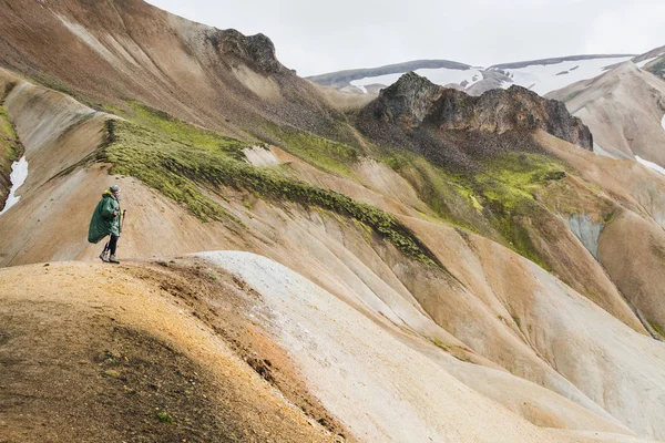 Vrouw Wandelen Kleurrijke Bergen Van Landmannalaugar Nationaal Park Ijsland — Stockfoto