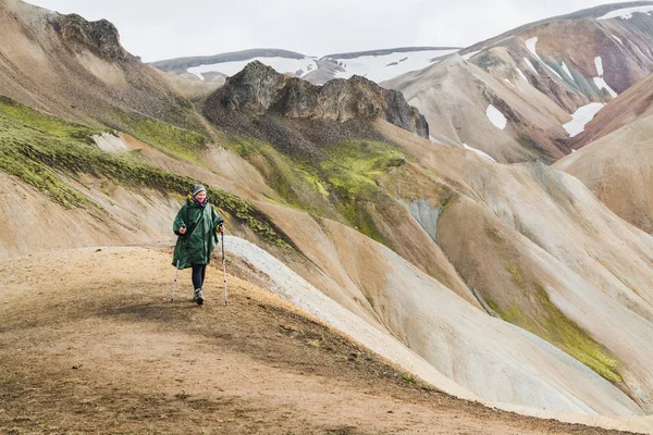 Γυναίκα Πεζοπορία Στα Πολύχρωμα Βουνά Του Εθνικού Πάρκου Landmannalaugar Ισλανδία — Φωτογραφία Αρχείου