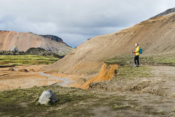 Жінка Походи Барвисті Гори Національного Парку Landmannalaugar Ісландія — стокове фото