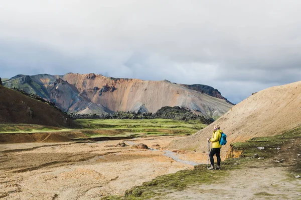 Γυναίκα Πεζοπορία Στα Πολύχρωμα Βουνά Του Εθνικού Πάρκου Landmannalaugar Ισλανδία — Φωτογραφία Αρχείου