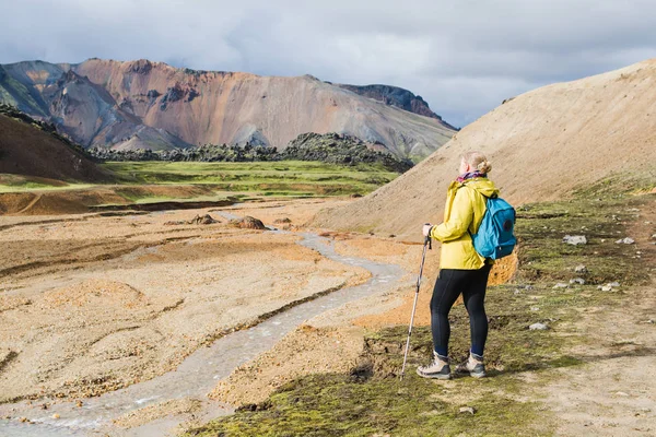 Mulher Caminhando Nas Montanhas Coloridas Parque Nacional Landmannalaugar Islândia — Fotografia de Stock